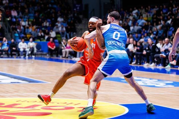 easycredit BBL Lloyd Pandi (Rasta Vechta, 41) gegen Logan Johnson (Frankfurt Skyliners, 0) auf dem Weg zum Korb Spiel der easycredit BBL Frankfurt Skyliners - Rasta Vechta; am 4. Spieltag der Saison 25 26 in der Süwag Energie ARENA am 13.10.2025 Copyright: xBEAUTIFULxSPORTS Hahnex
