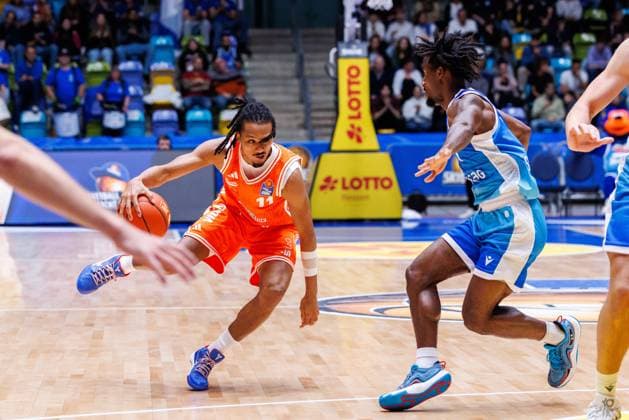 easycredit BBL Alonzo Verge Jr. (Rasta Vechta, 11) mit Ball gegen Isaiah Swope (Frankfurt Skyliners, 1) Spiel der easycredit BBL Frankfurt Skyliners - Rasta Vechta; am 4. Spieltag der Saison 25 26 in der Süwag Energie ARENA am 13.10.2025 Copyright: xBEAUTIFULxSPORTS Hahnex