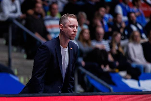 easycredit BBL Trainer Christian Held (Rasta Vechta) genervt an der Seitenlinie Spiel der easycredit BBL Frankfurt Skyliners - Rasta Vechta; am 4. Spieltag der Saison 25 26 in der Süwag Energie ARENA am 13.10.2025 Copyright: xBEAUTIFULxSPORTS Hahnex