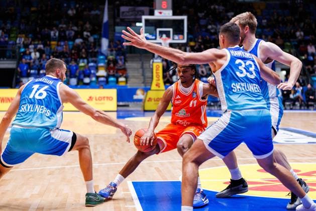easycredit BBL Radii Caisin (Frankfurt Skyliners, 16) schlägt Alonzo Verge Jr. (Rasta Vechta, 11) den Ball aus der Hand Spiel der easycredit BBL Frankfurt Skyliners - Rasta Vechta; am 4. Spieltag der Saison 25 26 in der Süwag Energie ARENA am 13.10.2025 Copyright: xBEAUTIFULxSPORTS Hahnex