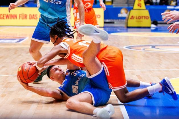 easycredit BBL Ryan Hawkins (Frankfurt Skyliners, 33) versucht sich den Steal gegen Alonzo Verge Jr. (Rasta Vechta, 11) zu sichern, der sich auf ihn wirft; Kampf um den Ball Spiel der easycredit BBL Frankfurt Skyliners - Rasta Vechta; am 4. Spieltag der Saison 25 26 in der Süwag Energie ARENA am 13.10.2025 *** easycredit BBL Ryan Hawkins Frankfurt Skyliners, 33 tries to secure the steal against Alonzo Verge Jr Rasta Vechta, 11 who throws himself at him Fight for the ball Game of easycredit BBL Frankfurt Skyliners Rasta Vechta on Matchday 4 of Season 25 26 at Süwag Energie ARENA on 13 10 2025 Copyright: xBEAUTIFULxSPORTS Hahnex