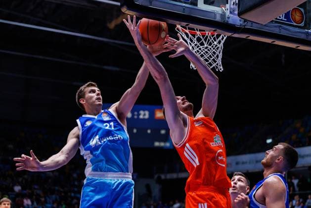 easycredit BBL Lorenz Brenneke (Frankfurt Skyliners, 21) blockt Philipp Herkenhoff (Rasta Vechta, 14) am Brett Spiel der easycredit BBL Frankfurt Skyliners - Rasta Vechta; am 4. Spieltag der Saison 25 26 in der Süwag Energie ARENA am 13.10.2025 Copyright: xBEAUTIFULxSPORTS Hahnex