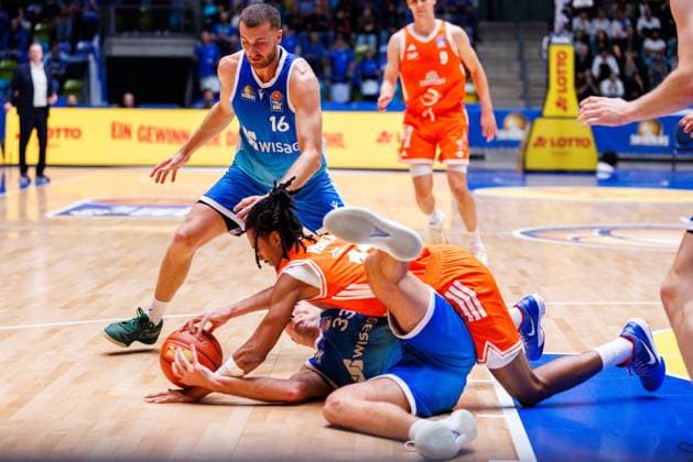 easycredit BBL Ryan Hawkins (Frankfurt Skyliners, 33) versucht sich den Steal gegen Alonzo Verge Jr. (Rasta Vechta, 11) zu sichern, der sich auf ihn wirft; Kampf um den Ball Spiel der easycredit BBL Frankfurt Skyliners - Rasta Vechta; am 4. Spieltag der Saison 25 26 in der Süwag Energie ARENA am 13.10.2025 Copyright: xBEAUTIFULxSPORTS Hahnex