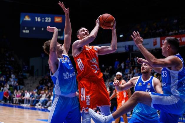 easycredit BBL Philipp Herkenhoff (Rasta Vechta, 14) mit Ball gegen Lorenz Brenneke (Frankfurt Skyliners, 21) Spiel der easycredit BBL Frankfurt Skyliners - Rasta Vechta; am 4. Spieltag der Saison 25 26 in der Süwag Energie ARENA am 13.10.2025 Copyright: xBEAUTIFULxSPORTS Hahnex