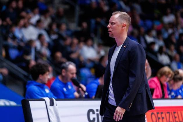 easycredit BBL Trainer Christian Held (Rasta Vechta) genervt an der Seitenlinie Spiel der easycredit BBL Frankfurt Skyliners - Rasta Vechta; am 4. Spieltag der Saison 25 26 in der Süwag Energie ARENA am 13.10.2025 Copyright: xBEAUTIFULxSPORTS Hahnex