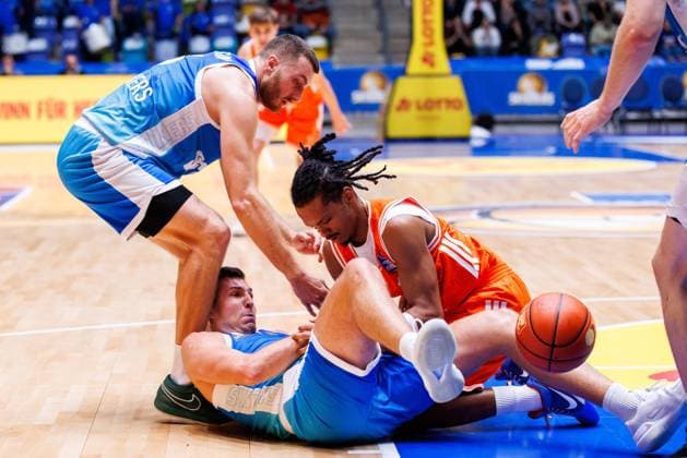 easycredit BBL Ryan Hawkins (Frankfurt Skyliners, 33) versucht sich den Steal gegen Alonzo Verge Jr. (Rasta Vechta, 11) zu sichern, der sich auf ihn wirft; Kampf um den Ball Spiel der easycredit BBL Frankfurt Skyliners - Rasta Vechta; am 4. Spieltag der Saison 25 26 in der Süwag Energie ARENA am 13.10.2025 Copyright: xBEAUTIFULxSPORTS Hahnex