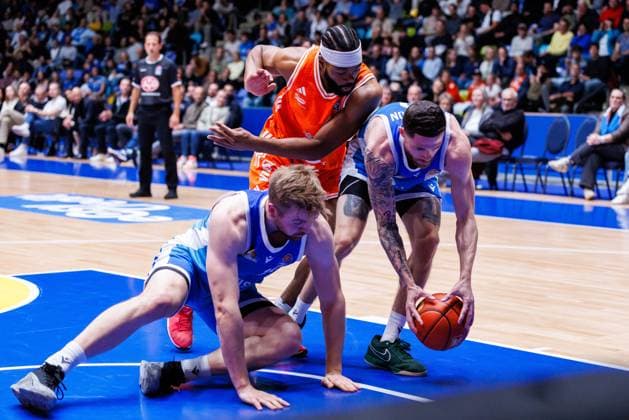 easycredit BBL Logan Johnson (Frankfurt Skyliners, 0) sichert sich einen freien Ball gegen Lloyd Pandi (Rasta Vechta, 41); Till Pape (Frankfurt Skyliners, 19) Spiel der easycredit BBL Frankfurt Skyliners - Rasta Vechta; am 4. Spieltag der Saison 25 26 in der Süwag Energie ARENA am 13.10.2025 Copyright: xBEAUTIFULxSPORTS Hahnex