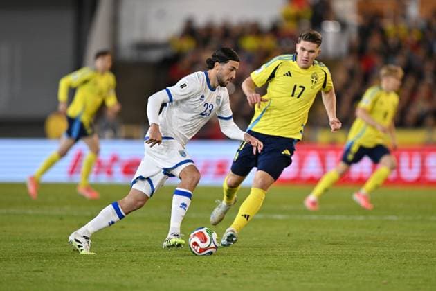 GOTHENBURG, SWEDEN 20251013 Kosovo s Leon Avdullahu and Sweden s Viktor Gyökeres during the World Cup qualifying match, Group B, between Sweden and Kosovo at Ullevi, Gothenburg, Sweden, October 13, 2025. GÖTEBORG SWEDEN x9200x