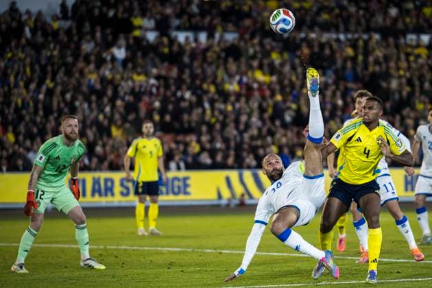 251013 Vedat Muriqi of Kosovo and Isak Hien of Sweden during the FIFA World Cup, WM, Weltmeisterschaft, Fussball Qualifier football match between Sweden and Kosovo on October 13, 2025 in Gothenburg. Photo: Joel Marklund BILDBYRAN kod JM JM0741 bbeng fotboll football soccer fotball vm-kval kval fifa world cup qualifier qualifier qualification sverige sweden sverige a kosovobbauto Copyright: JOELxMARKLUND BB251013JM028
