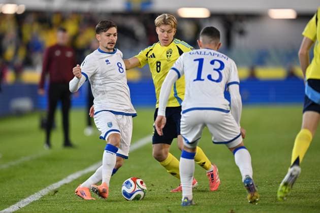 GOTHENBURG, SWEDEN 20251013 Kosovo s Florent Muslija and Sweden s Daniel Svensson during the World Cup qualifying match in Group B between Sweden and Kosovo at Ullevi, Gothenburg, Sweden, October 13, 2025. GÖTEBORG SWEDEN x9200x