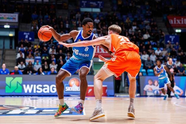 easycredit BBL Zweikampf zwischen William Christmas (Frankfurt Skyliners, 8) und Lars Thiemann (Rasta Vechta, 21) Spiel der easycredit BBL Frankfurt Skyliners - Rasta Vechta; am 4. Spieltag der Saison 25 26 in der Süwag Energie ARENA am 13.10.2025 Copyright: xBEAUTIFULxSPORTS Hahnex