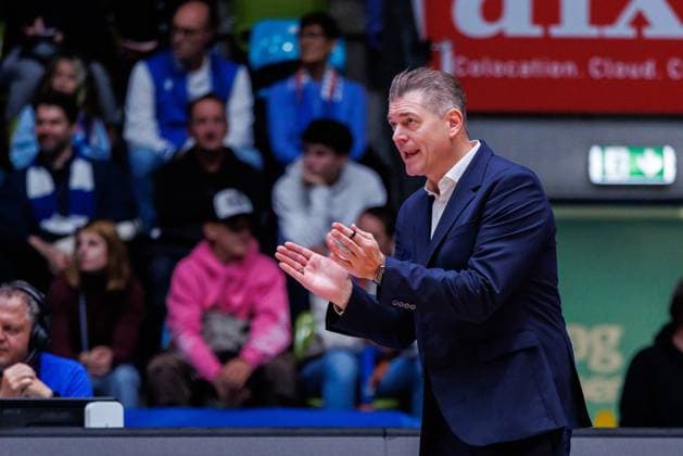 easycredit BBL Trainer Klaus Perwas (Frankfurt Skyliners) an der Seitenlinie mit aufbauendem Applaus Spiel der easycredit BBL Frankfurt Skyliners - Rasta Vechta; am 4. Spieltag der Saison 25 26 in der Süwag Energie ARENA am 13.10.2025 Copyright: xBEAUTIFULxSPORTS Hahnex