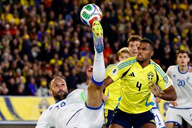 Kosovo s Vedat Muriqi and Sweden s Isak Hien during Monday s World Cup qualifying match in Group B between Sweden and Kosovo at Ullevi, October 13, 2025 in Gothenburg, Sweden. GÖTEBORG SWEDEN x9200x