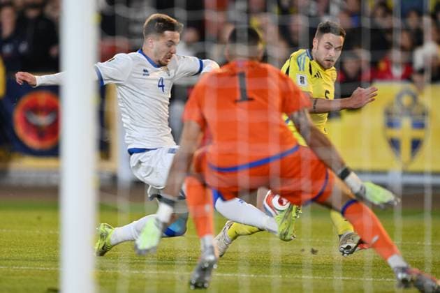 GÖTEBORG, SVERIGE 20251013 Kosovos Ilir Krasniqi och malvakten Arijanet Muric mot Sveriges Gabriel Gudmundsson under mandagens VM-kvalmatch i grupp B mellan Sverige och Kosovo pa Ullevi, 13 oktober 2025 i Göteborg, Sverige. GÖTEBORG SVERIGE x9200x Copyright: xBjörnxLarssonxRosvall TTx VM-KVAL SVERIGE-KOSOVO