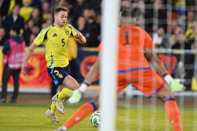 GOTHENBURG, SWEDEN 20251013 Kosovo s Ilir Krasniqi and goalkeeper Arijanet Muric against Sweden s Gabriel Gudmundsson during Monday s World Cup Group B qualifying match between Sweden and Kosovo at Ullevi on October 13, 2025 in Gothenburg, Sweden. GÖTEBORG SWEDEN x9200x