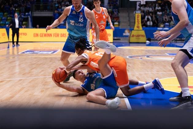 easycredit BBL Frankfurt Skyliners - Rasta Vechta, 13.10.2025, Frankfurt Ryan Hawkins (Frankfurt Skyliners, 33) versucht sich den Steal gegen Alonzo Verge Jr. (Rasta Vechta, 11) zu sichern, der sich auf ihn wirft; Kampf um den Ball Spiel der easycredit BBL Frankfurt Skyliners - Rasta Vechta; am 4. Spieltag der Saison 25 26 in der Süwag Energie ARENA am 13.10.2025 Copyright: xBEAUTIFULxSPORTS Hahnex