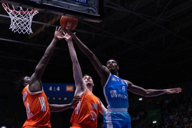 easycredit BBL Frankfurt Skyliners - Rasta Vechta, 13.10.2025, Frankfurt William Christmas (Frankfurt Skyliners, 8) mit dem Korbleger gegen Philipp Herkenhoff (Rasta Vechta, 14) und Malcolm Dandridge (Rasta Vechta, 23) Spiel der easycredit BBL Frankfurt Skyliners - Rasta Vechta; am 4. Spieltag der Saison 25 26 in der Süwag Energie ARENA am 13.10.2025 Copyright: xBEAUTIFULxSPORTS Hahnex