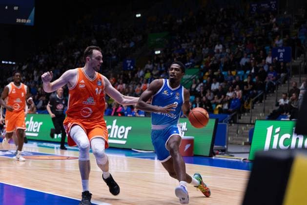 easycredit BBL Frankfurt Skyliners - Rasta Vechta, 13.10.2025, Frankfurt William Christmas (Frankfurt Skyliners, 8) mit Ball gegen Philipp Herkenhoff (Rasta Vechta, 14) Spiel der easycredit BBL Frankfurt Skyliners - Rasta Vechta; am 4. Spieltag der Saison 25 26 in der Süwag Energie ARENA am 13.10.2025 Copyright: xBEAUTIFULxSPORTS Hahnex