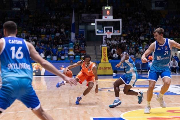 easycredit BBL Frankfurt Skyliners - Rasta Vechta, 13.10.2025, Frankfurt Alonzo Verge Jr. (Rasta Vechta, 11) mit Ball gegen Isaiah Swope (Frankfurt Skyliners, 1) Spiel der easycredit BBL Frankfurt Skyliners - Rasta Vechta; am 4. Spieltag der Saison 25 26 in der Süwag Energie ARENA am 13.10.2025 Copyright: xBEAUTIFULxSPORTS Hahnex
