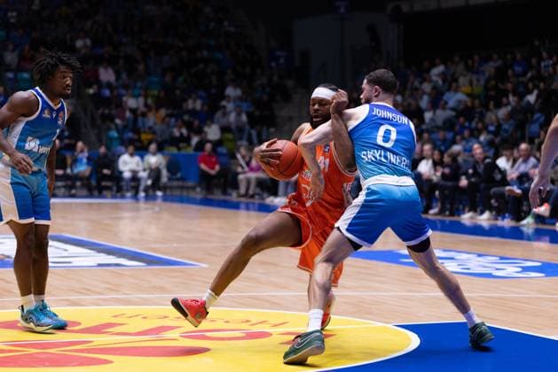 easycredit BBL Frankfurt Skyliners - Rasta Vechta, 13.10.2025, Frankfurt Lloyd Pandi (Rasta Vechta, 41) gegen Logan Johnson (Frankfurt Skyliners, 0) auf dem Weg zum Korb Spiel der easycredit BBL Frankfurt Skyliners - Rasta Vechta; am 4. Spieltag der Saison 25 26 in der Süwag Energie ARENA am 13.10.2025 Copyright: xBEAUTIFULxSPORTS Hahnex