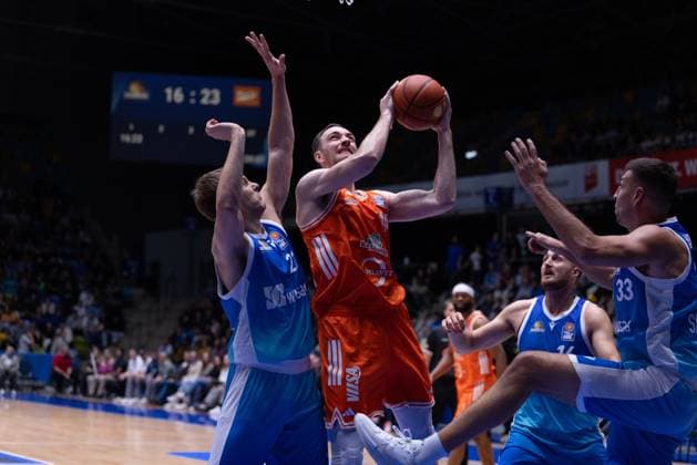 easycredit BBL Frankfurt Skyliners - Rasta Vechta, 13.10.2025, Frankfurt Philipp Herkenhoff (Rasta Vechta, 14) mit Ball gegen Lorenz Brenneke (Frankfurt Skyliners, 21) Spiel der easycredit BBL Frankfurt Skyliners - Rasta Vechta; am 4. Spieltag der Saison 25 26 in der Süwag Energie ARENA am 13.10.2025 Copyright: xBEAUTIFULxSPORTS Hahnex