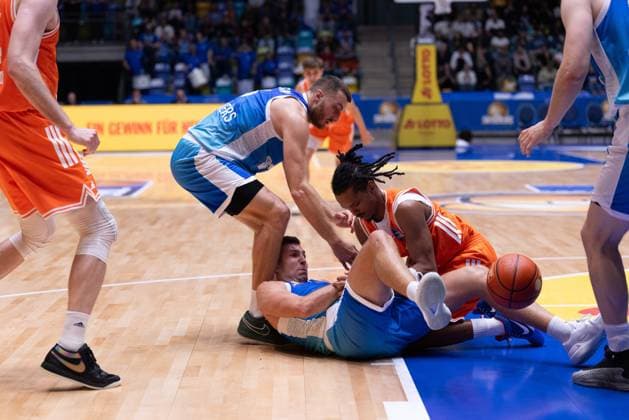 easycredit BBL Frankfurt Skyliners - Rasta Vechta, 13.10.2025, Frankfurt Ryan Hawkins (Frankfurt Skyliners, 33) versucht sich den Steal gegen Alonzo Verge Jr. (Rasta Vechta, 11) zu sichern, der sich auf ihn wirft; Kampf um den Ball Spiel der easycredit BBL Frankfurt Skyliners - Rasta Vechta; am 4. Spieltag der Saison 25 26 in der Süwag Energie ARENA am 13.10.2025 Copyright: xBEAUTIFULxSPORTS Hahnex