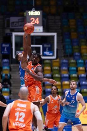 easycredit BBL Frankfurt Skyliners - Rasta Vechta, 13.10.2025, Frankfurt Tipoff in Frankfurt; Malcolm Dandridge (Rasta Vechta, 23) und Jaedon LeDee (Frankfurt Skyliners, 13) gegen hoch zum Ball Spiel der easycredit BBL Frankfurt Skyliners - Rasta Vechta; am 4. Spieltag der Saison 25 26 in der Süwag Energie ARENA am 13.10.2025 Copyright: xBEAUTIFULxSPORTS Hahnex