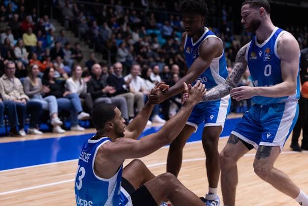 easycredit BBL Frankfurt Skyliners - Rasta Vechta, 13.10.2025, Frankfurt Nahiem Alleyne (Frankfurt Skyliners, 4) und Logan Johnson (Frankfurt Skyliners, 0) helfen Jaedon LeDee (Frankfurt Skyliners, 13) vom Boden auf Spiel der easycredit BBL Frankfurt Skyliners - Rasta Vechta; am 4. Spieltag der Saison 25 26 in der Süwag Energie ARENA am 13.10.2025 Copyright: xBEAUTIFULxSPORTS Hahnex