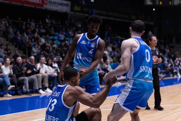 easycredit BBL Frankfurt Skyliners - Rasta Vechta, 13.10.2025, Frankfurt Nahiem Alleyne (Frankfurt Skyliners, 4) und Logan Johnson (Frankfurt Skyliners, 0) helfen Jaedon LeDee (Frankfurt Skyliners, 13) vom Boden auf Spiel der easycredit BBL Frankfurt Skyliners - Rasta Vechta; am 4. Spieltag der Saison 25 26 in der Süwag Energie ARENA am 13.10.2025 Copyright: xBEAUTIFULxSPORTS Hahnex