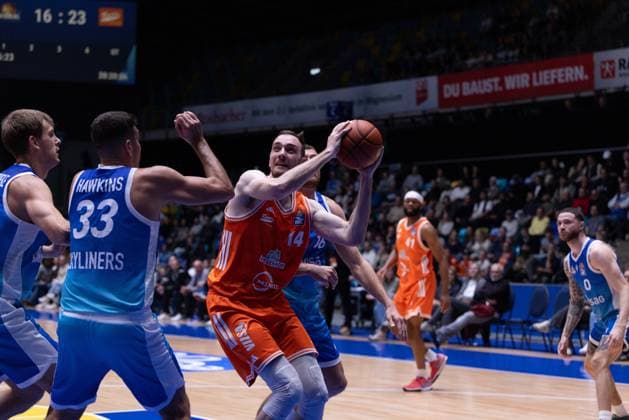 easycredit BBL Frankfurt Skyliners - Rasta Vechta, 13.10.2025, Frankfurt Philipp Herkenhoff (Rasta Vechta, 14) mit Ball gegen Ryan Hawkins (Frankfurt Skyliners, 33) Spiel der easycredit BBL Frankfurt Skyliners - Rasta Vechta; am 4. Spieltag der Saison 25 26 in der Süwag Energie ARENA am 13.10.2025 Copyright: xBEAUTIFULxSPORTS Hahnex