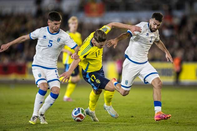 251013 Viktor Gyökeres of Sweden, Albian Hajdari and Kreshnik Hajrizi of Kosovo during the FIFA World Cup, WM, Weltmeisterschaft, Fussball Qualifier football match between Sweden and Kosovo on October 13, 2025 in Gothenburg. Photo: Michael Erichsen BILDBYRAN COP 89 JM0741 bbeng fotboll football soccer fotball vm-kval kval fifa world cup qualifier qualifier qualification sverige sweden sverige a kosovobbauto sverige sweden Copyright: MICHAELxERICHSEN BB251013MI034