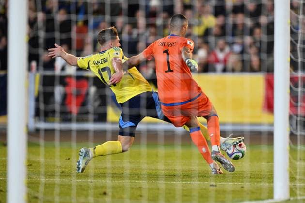GÖTEBORG, SVERIGE 20251013 Sveriges Viktor Gyökeres och Kosovoas malvakt Arijanet Muric i kamp om bollen under mandagens VM-kvalmatch i grupp B mellan Sverige och Kosovo pa Ullevi, 13 oktober 2025 i Göteborg, Sverige. GÖTEBORG SVERIGE x9200x Copyright: xBjörnxLarssonxRosvall TTx VM-KVAL SVERIGE-KOSOVO