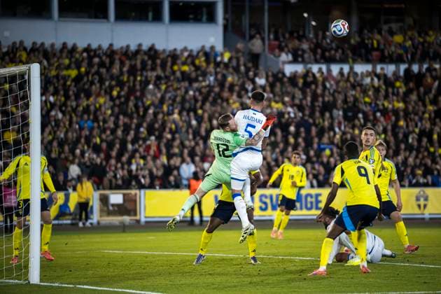 251013 Goalkeeper Viktor Johansson of Sweden and Albian Hajdari of Kosovo during the FIFA World Cup, WM, Weltmeisterschaft, Fussball Qualifier football match between Sweden and Kosovo on October 13, 2025 in Gothenburg. Photo: Joel Marklund BILDBYRAN kod JM JM0741 bbeng fotboll football soccer fotball vm-kval kval fifa world cup qualifier qualifier qualification sverige sweden sverige a kosovobbauto Copyright: JOELxMARKLUND BB251013JM044