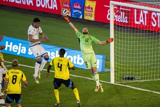 251013 Goalkeeper Viktor Johansson of Sweden during the FIFA World Cup, WM, Weltmeisterschaft, Fussball Qualifier football match between Sweden and Kosovo on October 13, 2025 in Gothenburg. Photo: Mathias Bergeld BILDBYRAN kod MB JM0741 bbeng fotboll football soccer fotball vm-kval kval fifa world cup qualifier qualifier qualification sverige sweden sverige a kosovo Copyright: MATHIASxBERGELD BB251013MB025