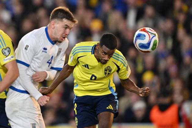 GÖTEBORG, SVERIGE 20251013 Sveriges Alexander Isak vinner en nickduell över Kosovos Ilir Krasniqi under mandagens VM-kvalmatch i grupp B mellan Sverige och Kosovo pa Ullevi, 13 oktober 2025 i Göteborg, Sverige. GÖTEBORG SVERIGE x9200x Copyright: xBjörnxLarssonxRosvall TTx VM-KVAL SVERIGE-KOSOVO