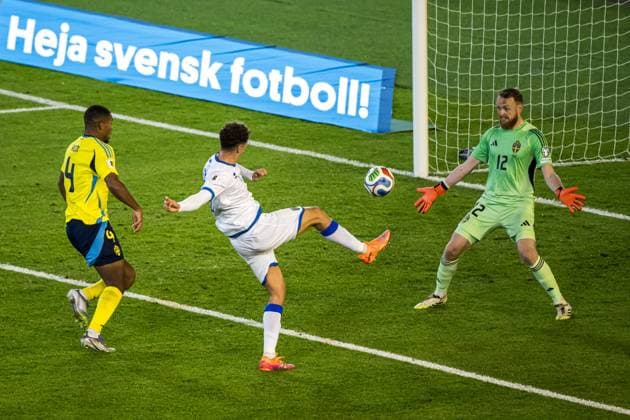 251013 Fisnik Asllani of Kosovo scores the 0-1 goal behind Isak Hien and goalkeeper Viktor Johansson of Sweden during the FIFA World Cup, WM, Weltmeisterschaft, Fussball Qualifier football match between Sweden and Kosovo on October 13, 2025 in Gothenburg. Photo: Mathias Bergeld BILDBYRAN kod MB JM0741 bbeng fotboll football soccer fotball vm-kval kval fifa world cup qualifier qualifier qualification sverige sweden sverige a kosovo Copyright: MATHIASxBERGELD BB251013MB028