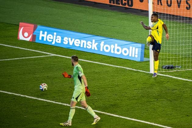 251013 Goalkeeper Viktor Johansson and Isak Hien of Sweden look dejected after the 0-1 goal during the FIFA World Cup, WM, Weltmeisterschaft, Fussball Qualifier football match between Sweden and Kosovo on October 13, 2025 in Gothenburg. Photo: Mathias Bergeld BILDBYRAN kod MB JM0741 bbeng fotboll football soccer fotball vm-kval kval fifa world cup qualifier qualifier qualification sverige sweden sverige a kosovo depp Copyright: MATHIASxBERGELD BB251013MB030