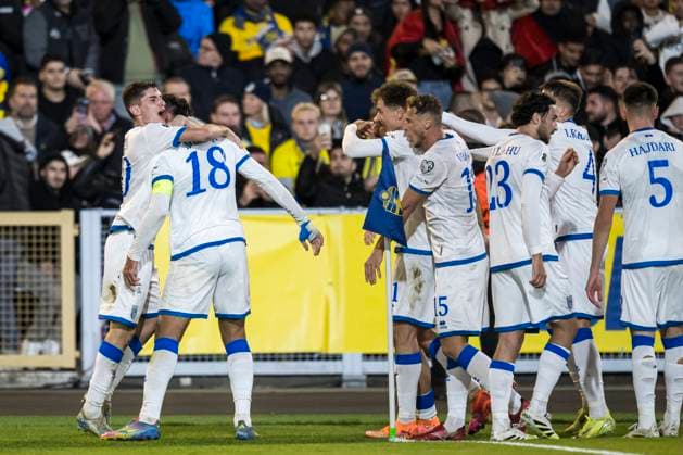 251013 Fisnik Asllani of Kosovo celebrate the 0-1 goal with teammates during the FIFA World Cup, WM, Weltmeisterschaft, Fussball Qualifier football match between Sweden and Kosovo on October 13, 2025 in Gothenburg. Photo: Joel Marklund BILDBYRAN kod JM JM0741 bbeng fotboll football soccer fotball vm-kval kval fifa world cup qualifier qualifier qualification sverige sweden sverige a kosovobbauto jubel Copyright: JOELxMARKLUND BB251013JM061