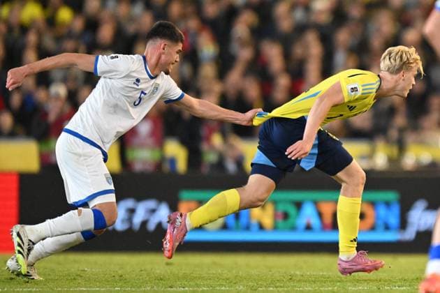 GOTHENBURG, SWEDEN 20251013 Kosovo s Albian Hajdari pulls the jersey of Sweden s Lucas Bergvall during the World Cup Group B qualifying match between Sweden and Kosovo at Ullevi, Gothenburg, Sweden, October 13, 2025 . GÖTEBORG SWEDEN x9200x