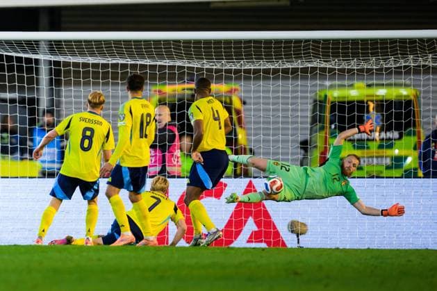 251013 Goalkeeper Viktor Johansson of Sweden with a save during the FIFA World Cup, WM, Weltmeisterschaft, Fussball Qualifier football match between Sweden and Kosovo on October 13, 2025 in Gothenburg. Photo: Daniel Stiller BILDBYRAN kod DS JM0741 bbeng fotboll football soccer fotball vm-kval kval fifa world cup qualifier qualifier qualification sverige sweden sverige a kosovo Copyright: DANIELxSTILLER BB251013DS055