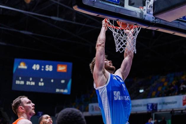 easycredit BBL Frankfurt Skyliners - Rasta Vechta, 13.10.2025, Frankfurt Till Pape (Frankfurt Skyliners, 19) mit einem Dunk Spiel der easycredit BBL Frankfurt Skyliners - Rasta Vechta; am 4. Spieltag der Saison 25 26 in der Süwag Energie ARENA am 13.10.2025 Copyright: xBEAUTIFULxSPORTS Hahnex