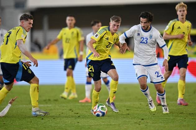 GÖTEBORG, SVERIGE 20251013 Sveriges Alexander Bernhardsson och Kosovos Leon Avdullahu under mandagens VM-kvalmatch i grupp B mellan Sverige och Kosovo pa Ullevi, 13 oktober 2025 i Göteborg, Sverige. GÖTEBORG SVERIGE x9200x Copyright: xBjörnxLarssonxRosvall TTx VM-KVAL SVERIGE-KOSOVO