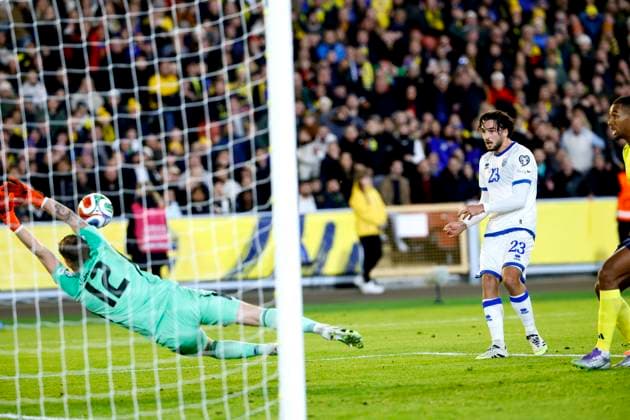 GÖTEBORG, SVERIGE 20251013 Sveriges malvakt Viktor Johansson gör en räddning pa skott fran Kosovos Leon Avdullahu under mandagens VM-kvalmatch i grupp B mellan Sverige och Kosovo pa Ullevi, 13 oktober 2025 i Göteborg, Sverige. GÖTEBORG SVERIGE x9200x Copyright: xAdamxIhse TTx VM-KVAL SVERIGE-KOSOVO