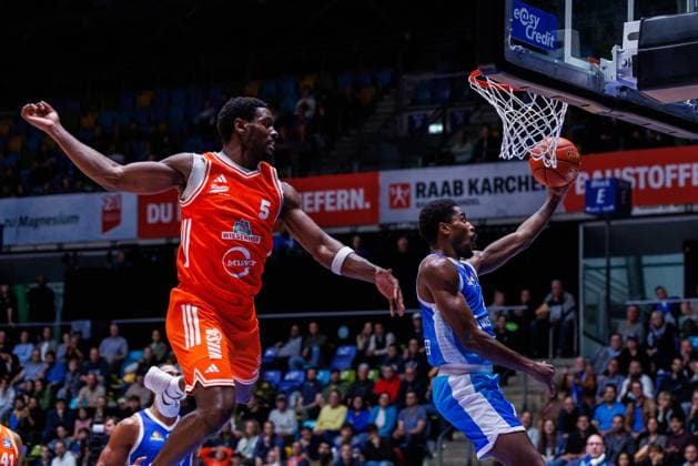 easycredit BBL Frankfurt Skyliners - Rasta Vechta, 13.10.2025, Frankfurt William Christmas (Frankfurt Skyliners, 8) mit einem Korbleber gegen TJ Bamba (Rasta Vechta, 5) Spiel der easycredit BBL Frankfurt Skyliners - Rasta Vechta; am 4. Spieltag der Saison 25 26 in der Süwag Energie ARENA am 13.10.2025 Copyright: xBEAUTIFULxSPORTS Hahnex