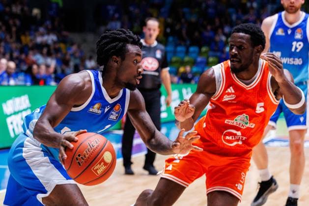 easycredit BBL Frankfurt Skyliners - Rasta Vechta, 13.10.2025, Frankfurt Isaiah Swope (Frankfurt Skyliners, 1) mit Ball gegen TJ Bamba (Rasta Vechta, 5) Spiel der easycredit BBL Frankfurt Skyliners - Rasta Vechta; am 4. Spieltag der Saison 25 26 in der Süwag Energie ARENA am 13.10.2025 Copyright: xBEAUTIFULxSPORTS Hahnex