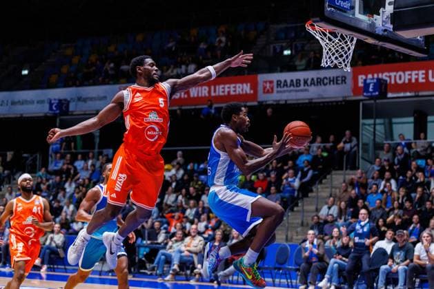 easycredit BBL Frankfurt Skyliners - Rasta Vechta, 13.10.2025, Frankfurt William Christmas (Frankfurt Skyliners, 8) mit einem Korbleber gegen TJ Bamba (Rasta Vechta, 5) Spiel der easycredit BBL Frankfurt Skyliners - Rasta Vechta; am 4. Spieltag der Saison 25 26 in der Süwag Energie ARENA am 13.10.2025 Copyright: xBEAUTIFULxSPORTS Hahnex