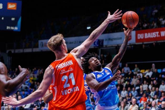 easycredit BBL Frankfurt Skyliners - Rasta Vechta, 13.10.2025, Frankfurt Isaiah Swope (Frankfurt Skyliners, 1) mit einem Korbleger gegen Lars Thiemann (Rasta Vechta, 21) Spiel der easycredit BBL Frankfurt Skyliners - Rasta Vechta; am 4. Spieltag der Saison 25 26 in der Süwag Energie ARENA am 13.10.2025 Copyright: xBEAUTIFULxSPORTS Hahnex