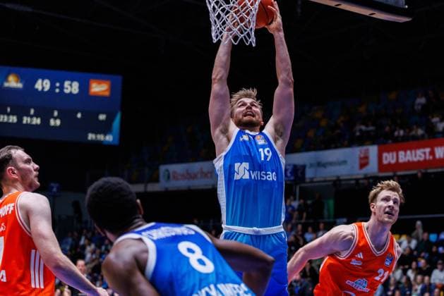 easycredit BBL Frankfurt Skyliners - Rasta Vechta, 13.10.2025, Frankfurt Till Pape (Frankfurt Skyliners, 19) mit einem Dunk Spiel der easycredit BBL Frankfurt Skyliners - Rasta Vechta; am 4. Spieltag der Saison 25 26 in der Süwag Energie ARENA am 13.10.2025 Copyright: xBEAUTIFULxSPORTS Hahnex