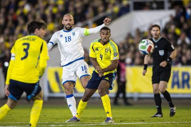 251013 Vedat Muriqi of Kosovo and Isak Hien of Sweden during the FIFA World Cup, WM, Weltmeisterschaft, Fussball Qualifier football match between Sweden and Kosovo on October 13, 2025 in Gothenburg. Photo: Michael Erichsen BILDBYRAN COP 89 JM0741 bbeng, fotboll, football, soccer, fotball, vm-kval, kval, fifa w Copyright: MICHAELxERICHSEN BB251013MI051