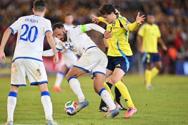 GÖTEBORG, SVERIGE 20251013 Kosovos Vedat Muriqi och Sveriges Victor Nilsson Lindelöf under mandagens VM-kvalmatch i grupp B mellan Sverige och Kosovo pa Ullevi, 13 oktober 2025 i Göteborg, Sverige. GÖTEBORG SVERIGE x9200x Copyright: xBjörnxLarssonxRosvall TTx VM-KVAL SVERIGE-KOSOVO